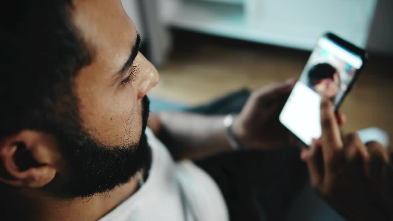 Stock Video Man Scrolling A Social Media Ap Animated Wallpaper - Free Download