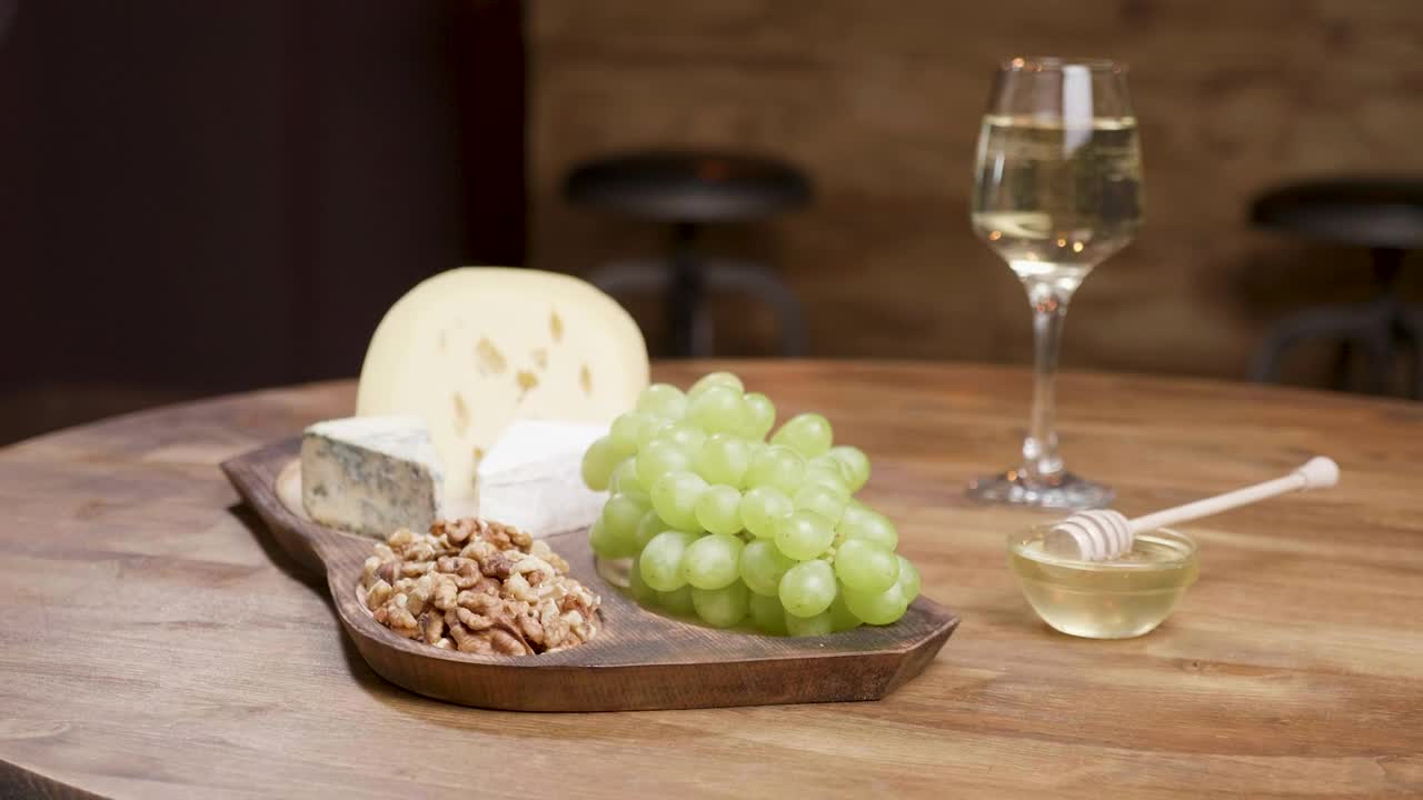 Video Stock Cheese And Grapes With White Wine Live Wallpaper For PC - Free Download