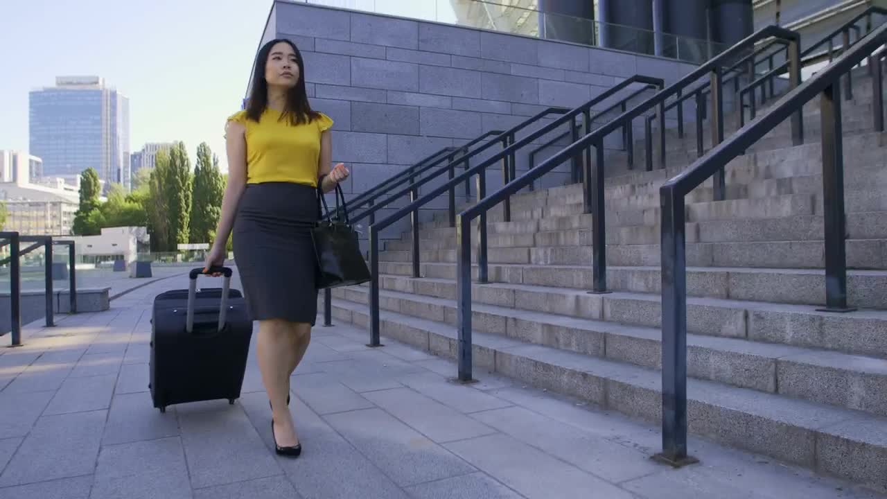Free Stock Video Woman Walking Down The Street With A Travel Suitcase Live Wallpaper - Free Download