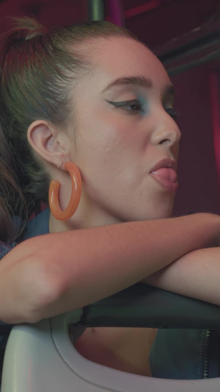 Free Stock Video Urban Girl With A Chewing Gum Live Wallpaper - Free Download
