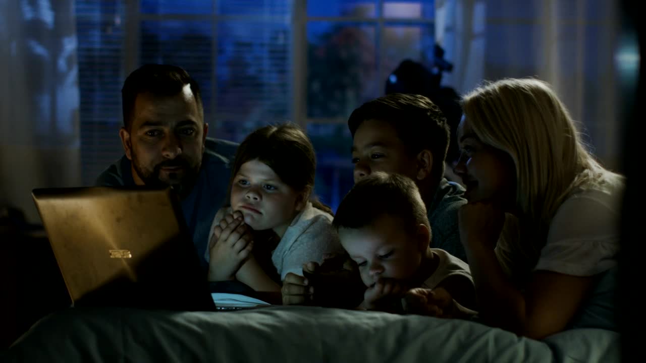 Stock Video Family Watching Netflix On The Laptop Live Wallpaper For PC - Free Download