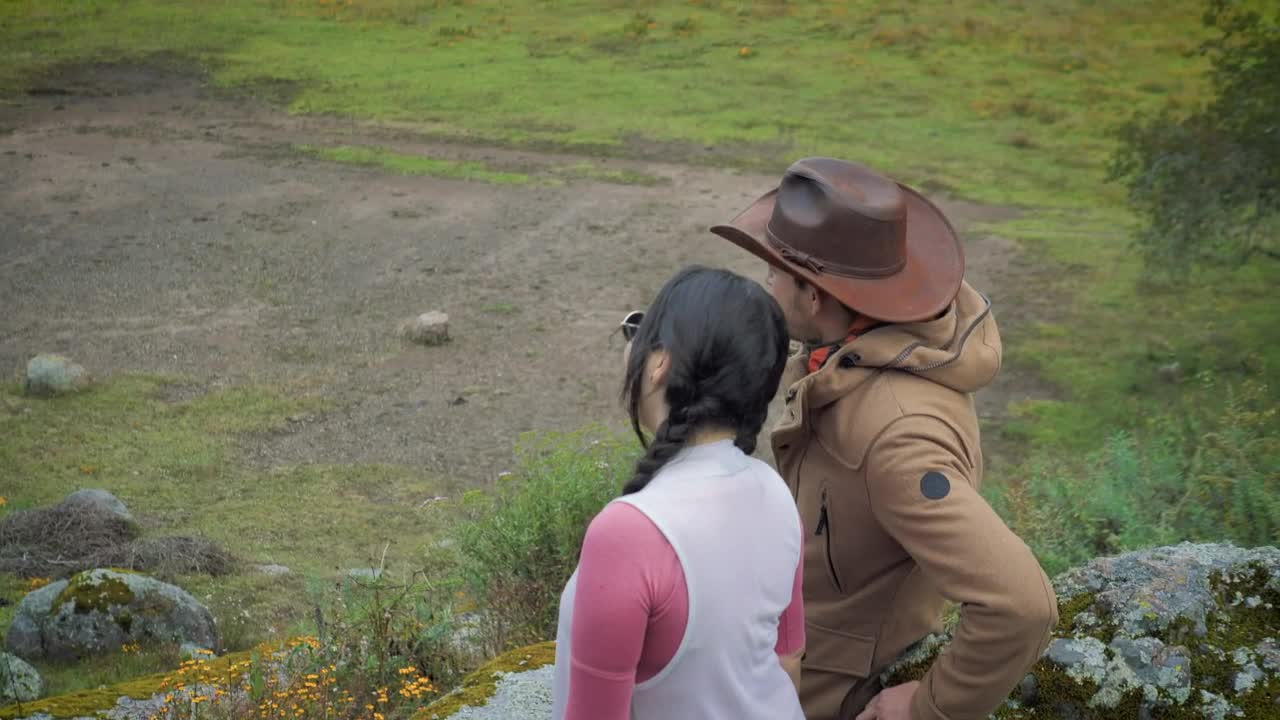 Stock Video Couple Of Travelers Admiring The View Live Wallpaper For PC - Free Download