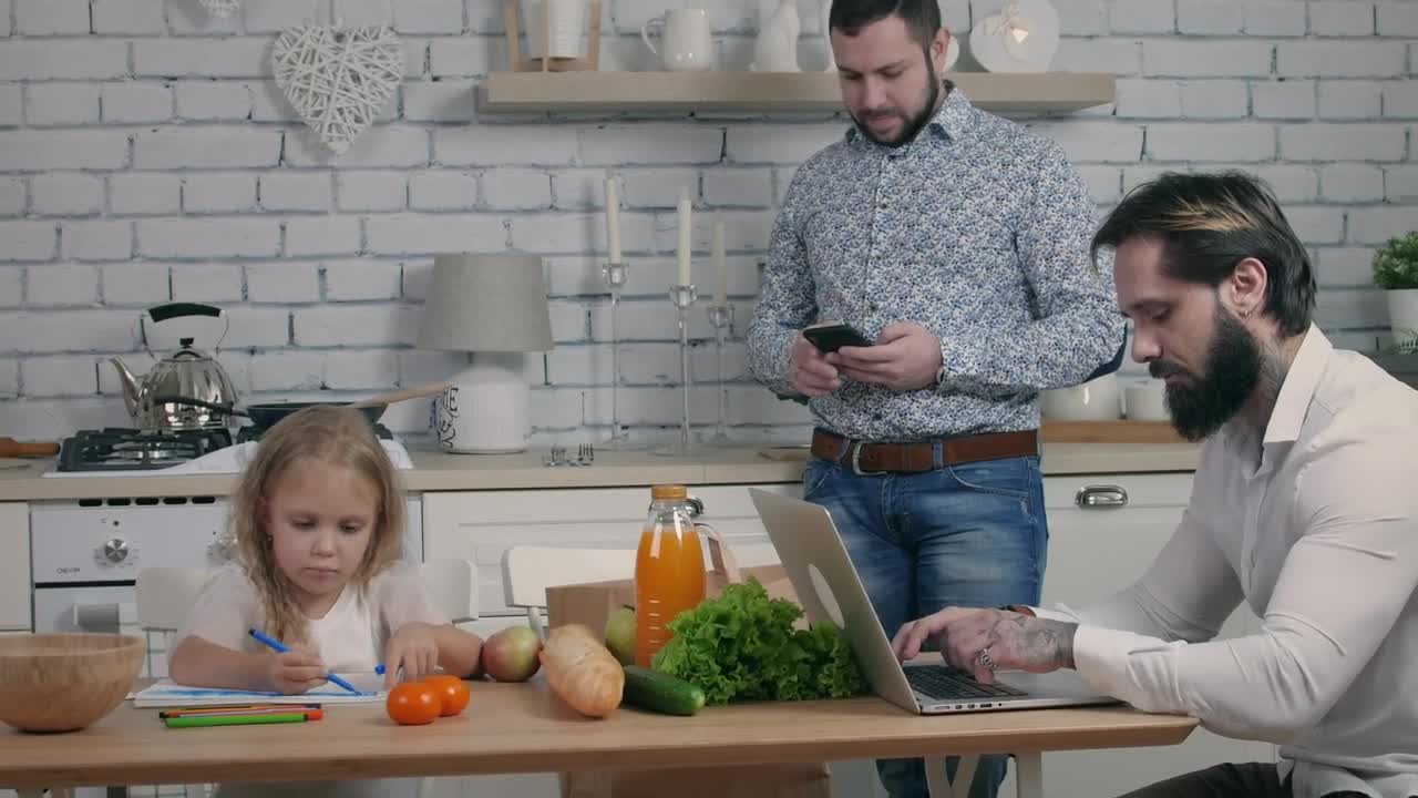 Stock Video Family In The Kitchen Using Gadgets Live Wallpaper For PC - Free Download