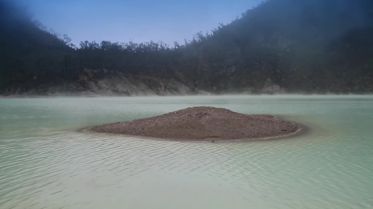 Stock Video Lake Formed In A Volcanic Crater Animated Wallpaper - Free Download