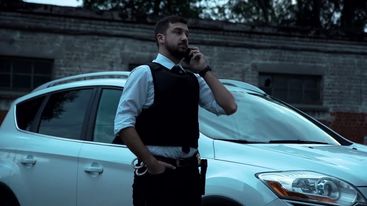 Video Stock Police Officer Speaking On The Phone Live Wallpaper Free - Free Download