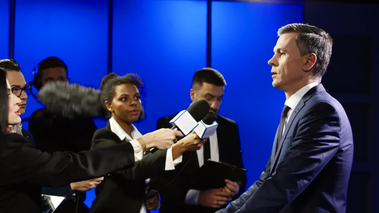 Stock Video Man In A Suit Gives An Interview To Reporters Animated Wallpaper - Free Download