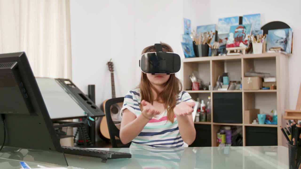 Stock Video Girl Uses Vr To Learn Geography From Home Live Wallpaper For PC - Free Download