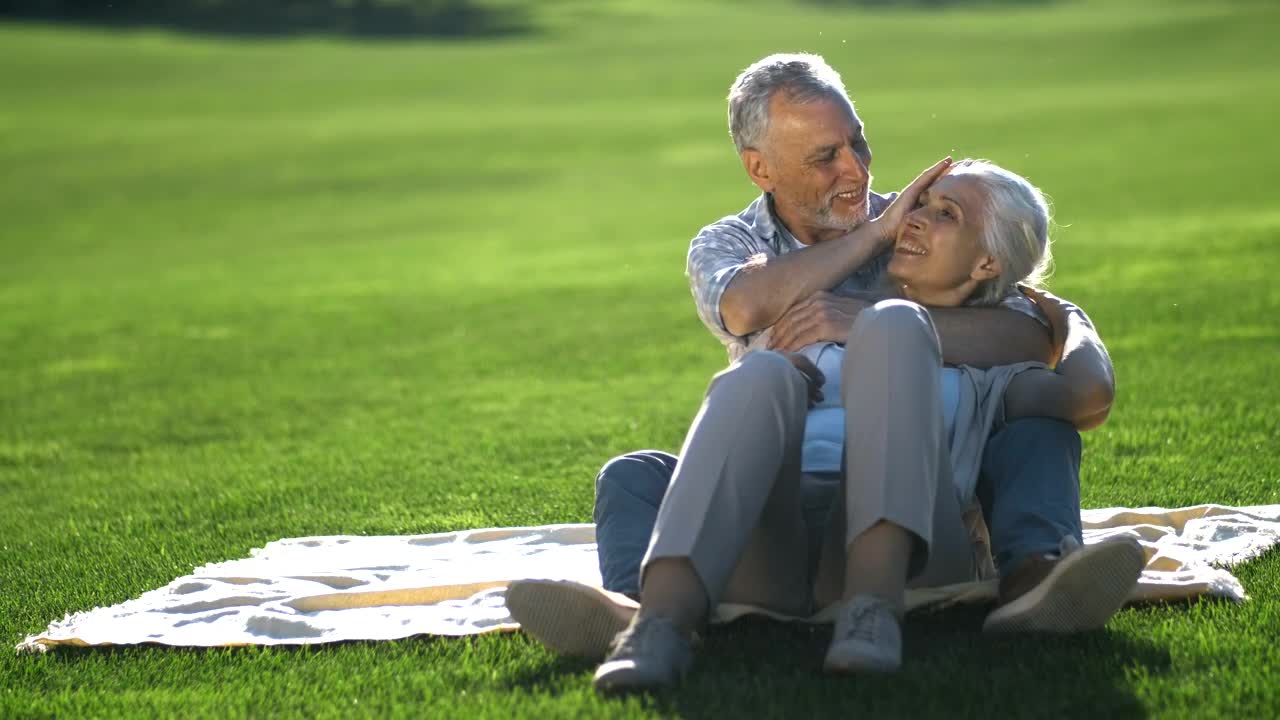 Free Stock Video Senior Couple Enjoying The Outdoors Live Wallpaper - Free Download