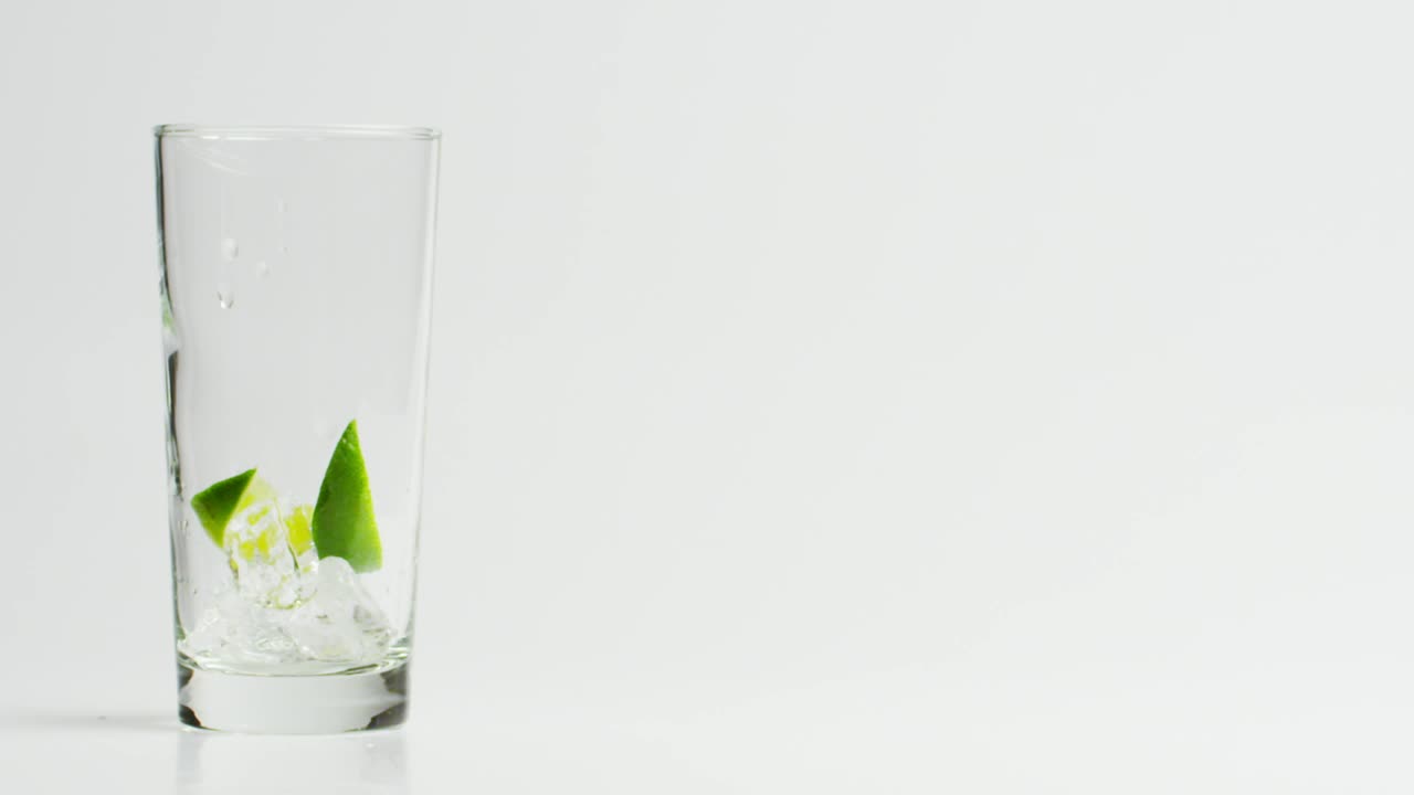 Video Stock Pouring A Glass Of Tonic Water Live Wallpaper Free - Free Download