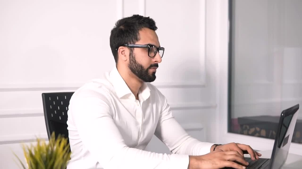 Free Video Stock Stressed Man Works On Laptop In Minimalist Office Live Wallpaper - Free Download