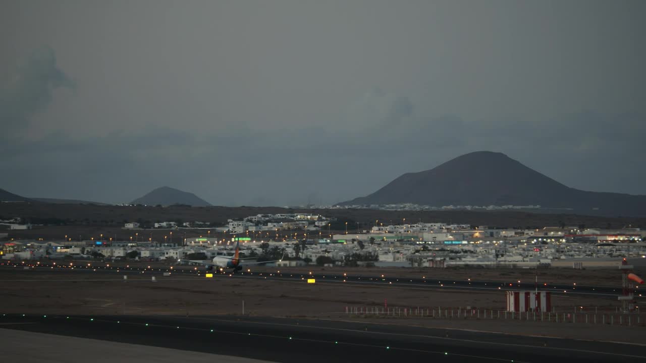 Video Stock Busy Runway In The Evening Live Wallpaper For PC - Free Download