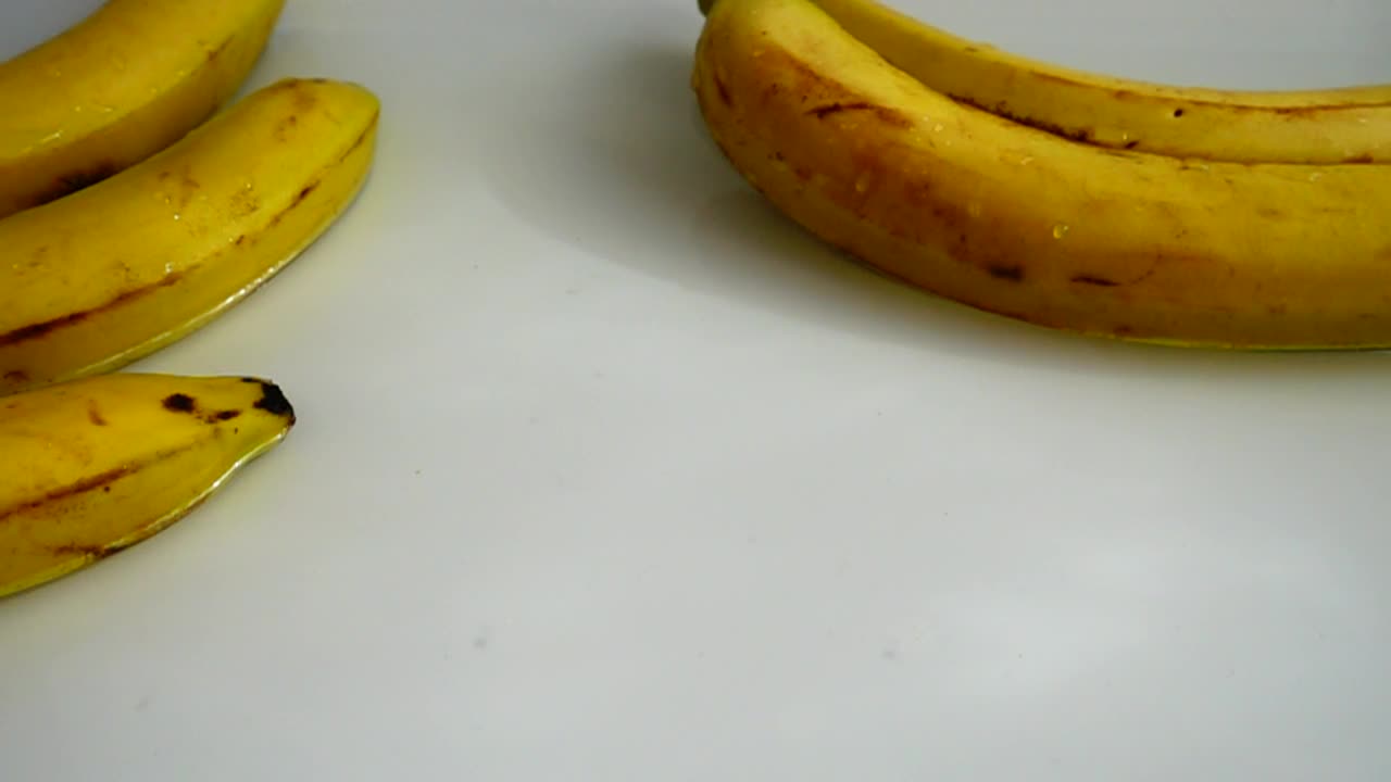 Video Stock Presentation Of Bananas On Water Live Wallpaper Free - Free Download