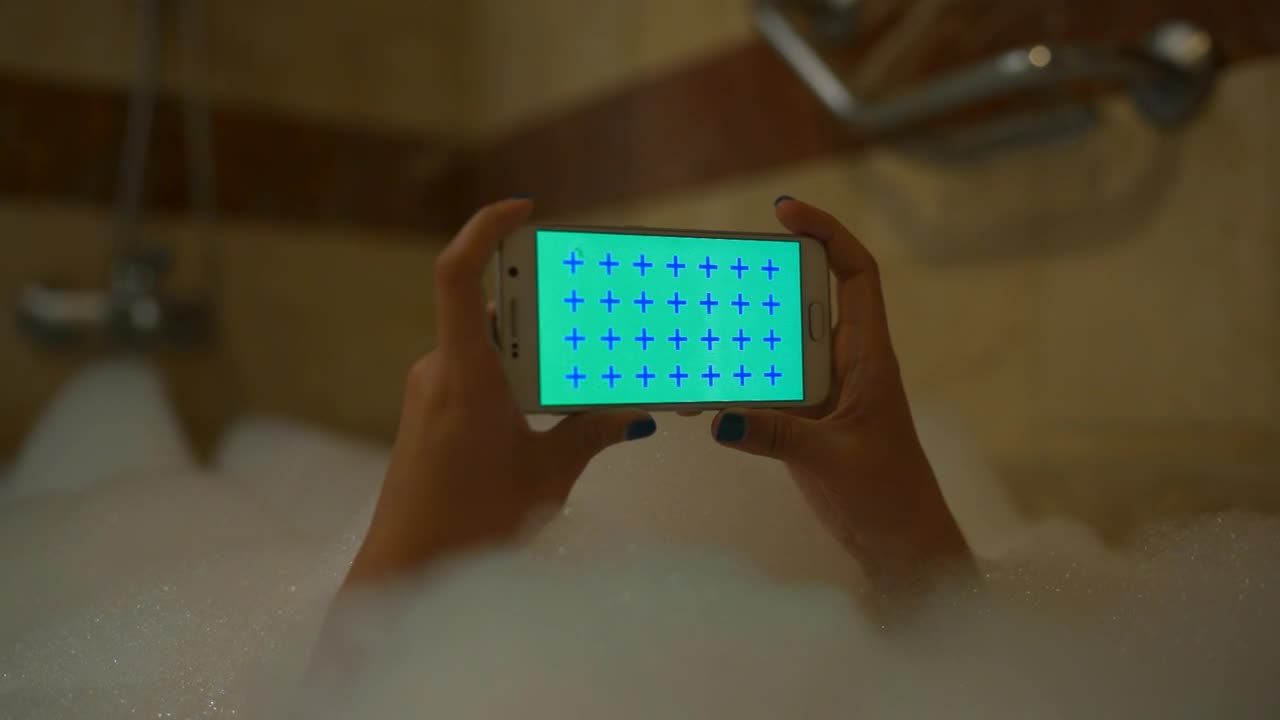 Video Stock Person With His Cell Phone In A Foam Bath Live Wallpaper Free - Free Download