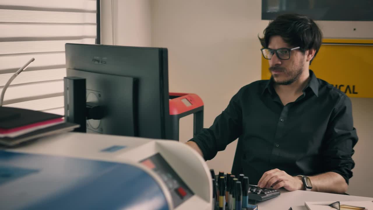 Free Stock Video Working On The Computer In A Studio With Printers Live Wallpaper - Free Download