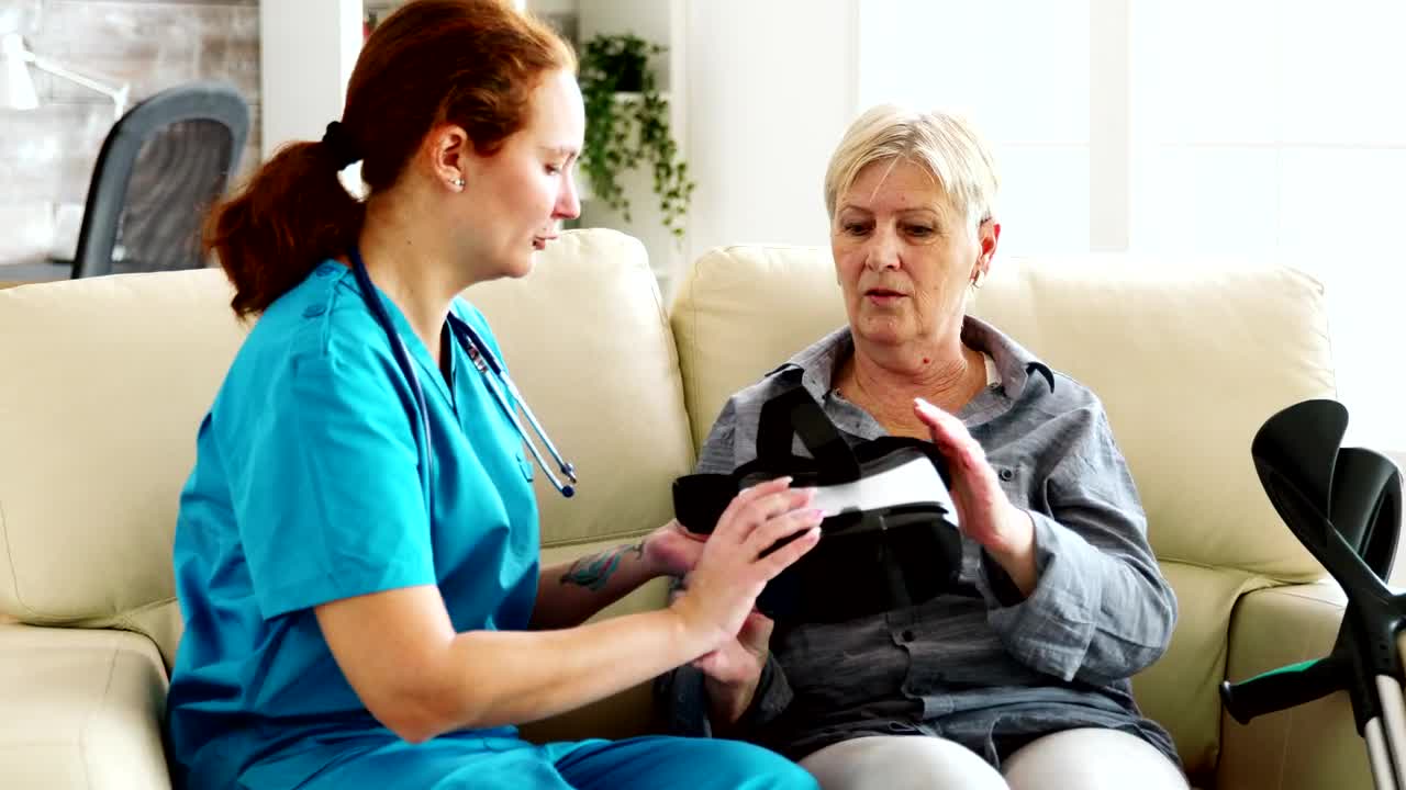 Stock Video Nurse Helps Woman Experience Vr Therapy Live Wallpaper - Free Download