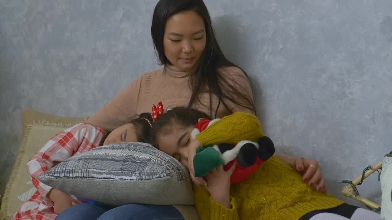 Free Stock Video Young Mother With Her Two Daughters On Christmas Day Live Wallpaper - Free Download