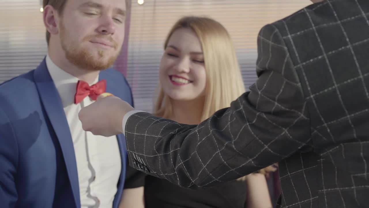 Stock Video Magician Wows Young Couple With Coin Illusion Animated Wallpaper - Free Download