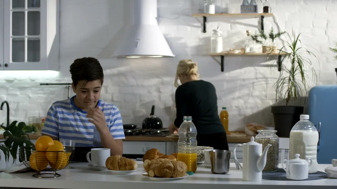 Stock Video Family Having Breakfast In The Kitchen Live Wallpaper For PC - Free Download