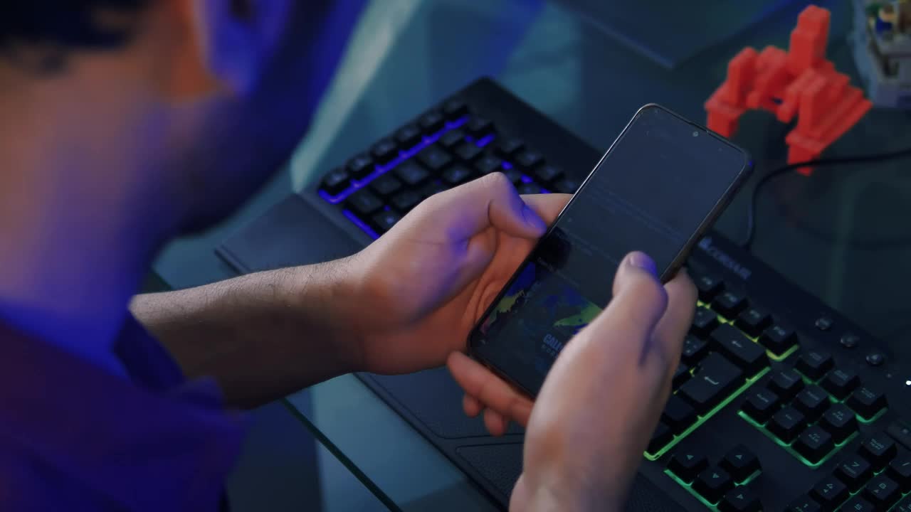 Video Stock Programmer Using His Cell Phone While Working At His Desk Live Wallpaper Free - Free Download