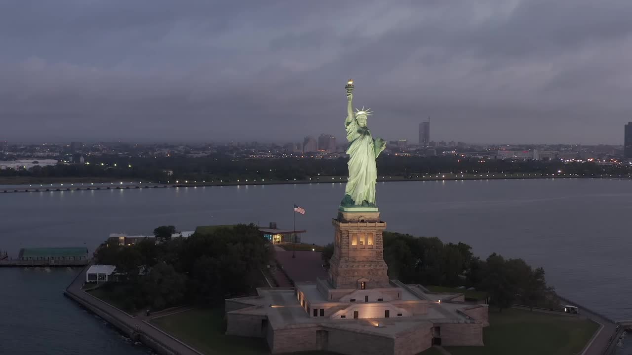 Free Video Stock the statue of liberty during dusk Live Wallpaper - Free Download