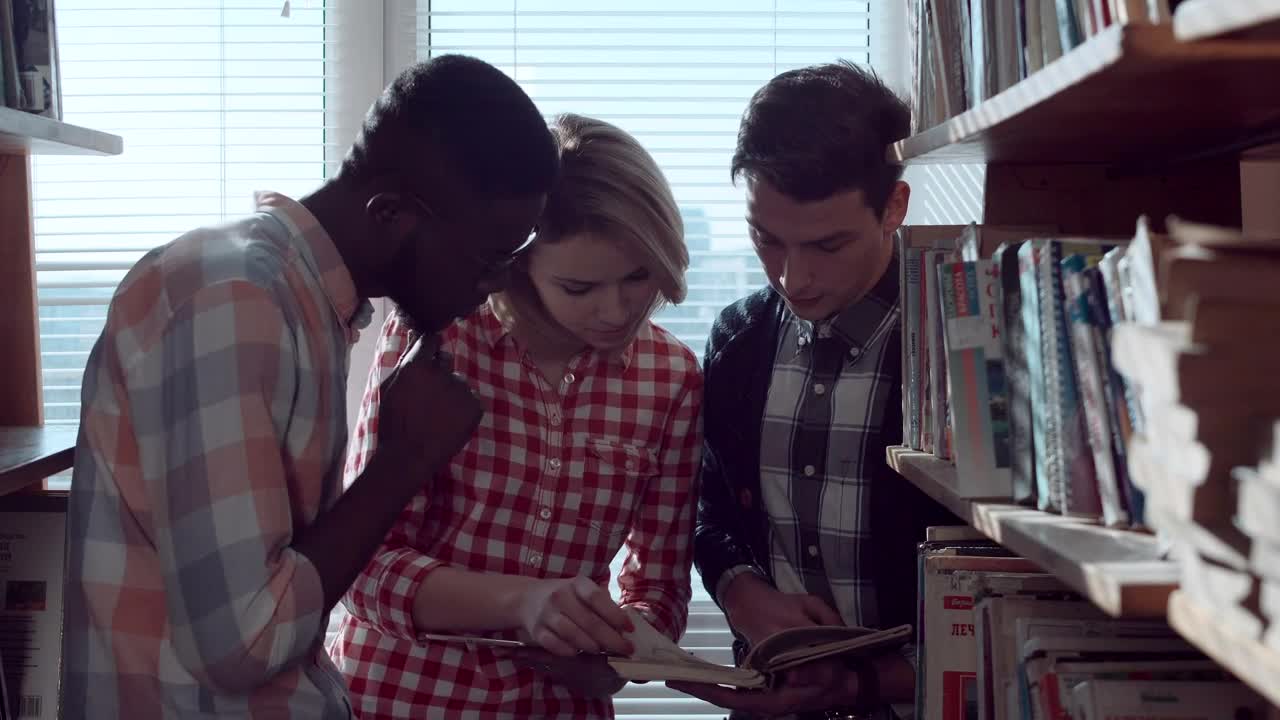 Free Video Stock Students Are Discussing Books In The Library Live Wallpaper - Free Download