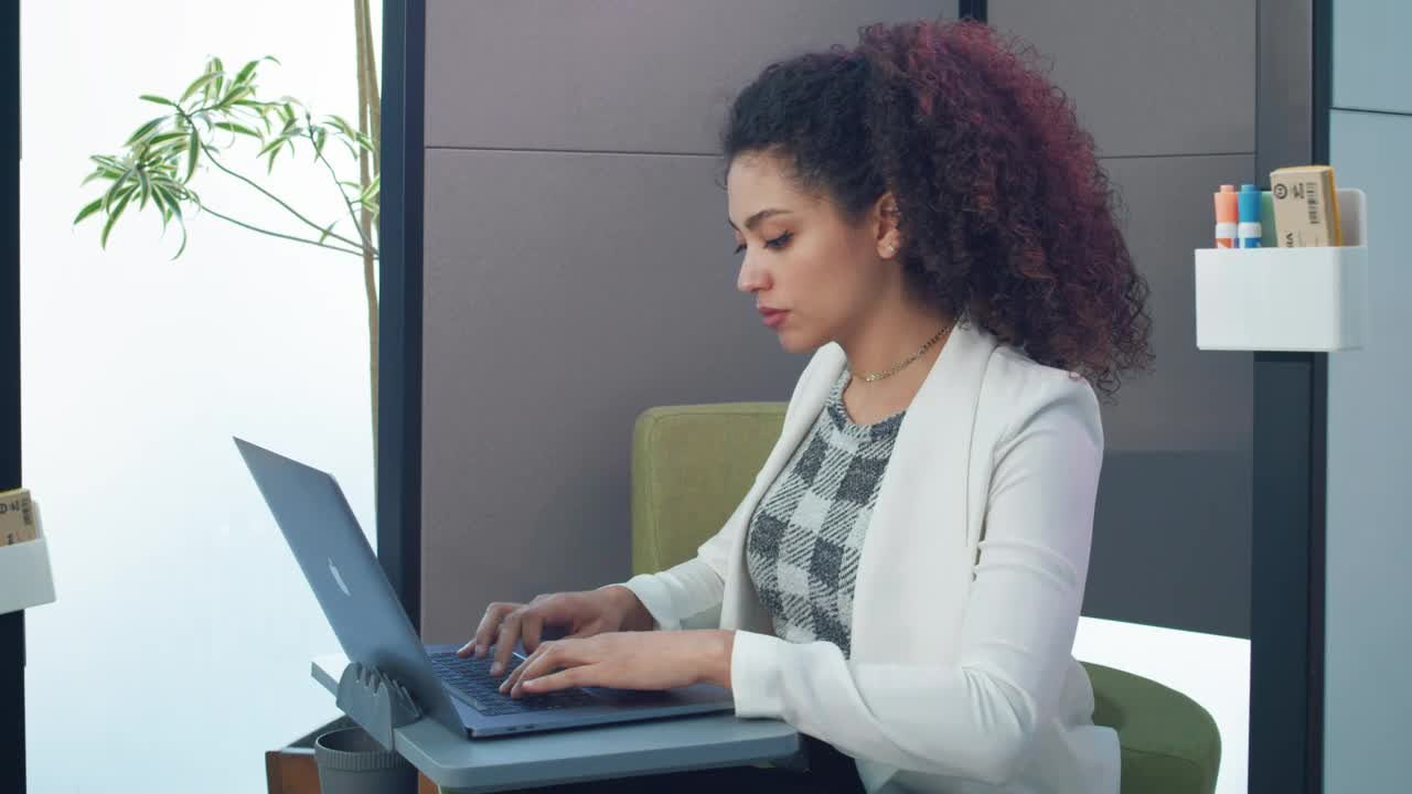 Free Stock Video Woman Working On Her Macbook Pro Live Wallpaper - Free Download