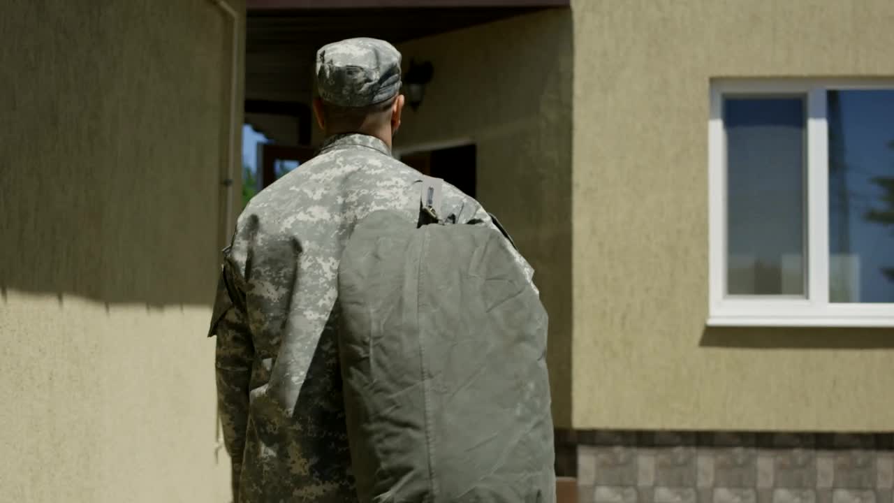 Free Video Stock Soldier Arriving At Home To Kiss Wife Live Wallpaper - Free Download