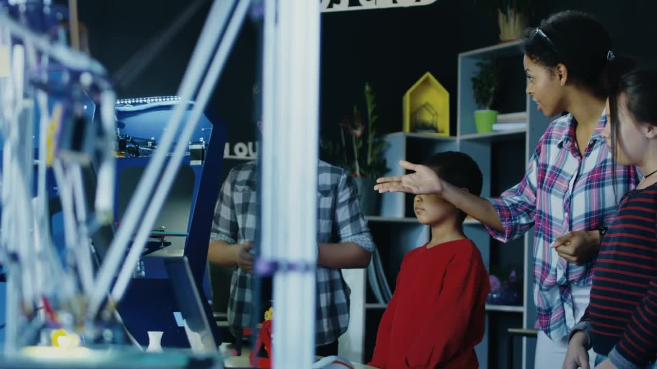 Free Video Stock teacher explaining  d printing kids Live Wallpaper - Free Download