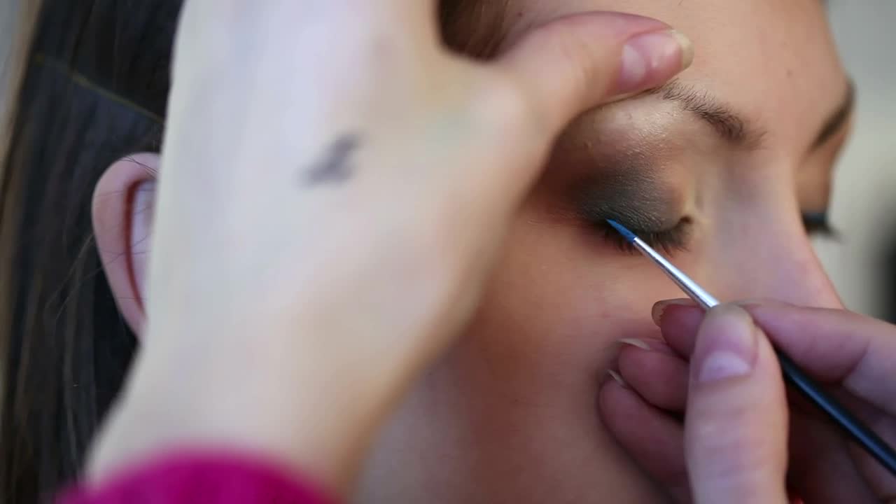 Stock Video Makeup Brush Painting A Woman Eye Animated Wallpaper - Free Download