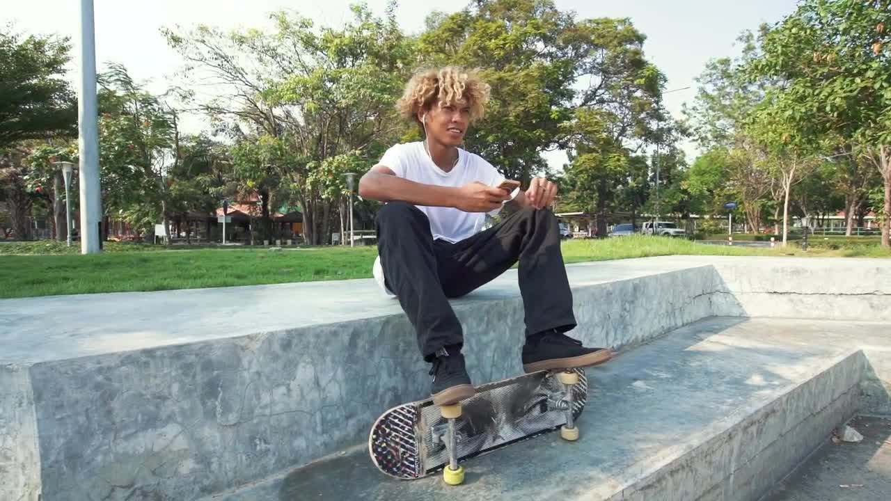 Free Video Stock Skater Sitting In A Park Listening To Music Live Wallpaper - Free Download