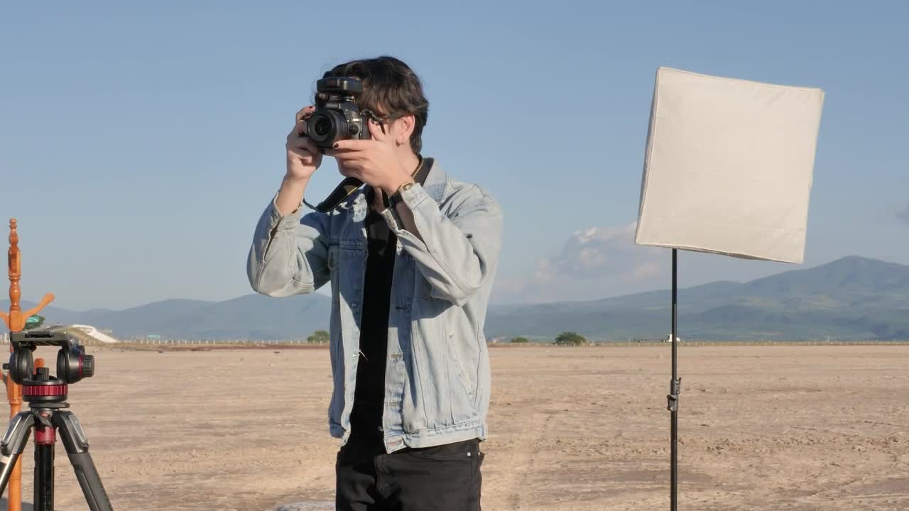 Video Stock Photographer Taking Photos In A Desert Live Wallpaper Free - Free Download