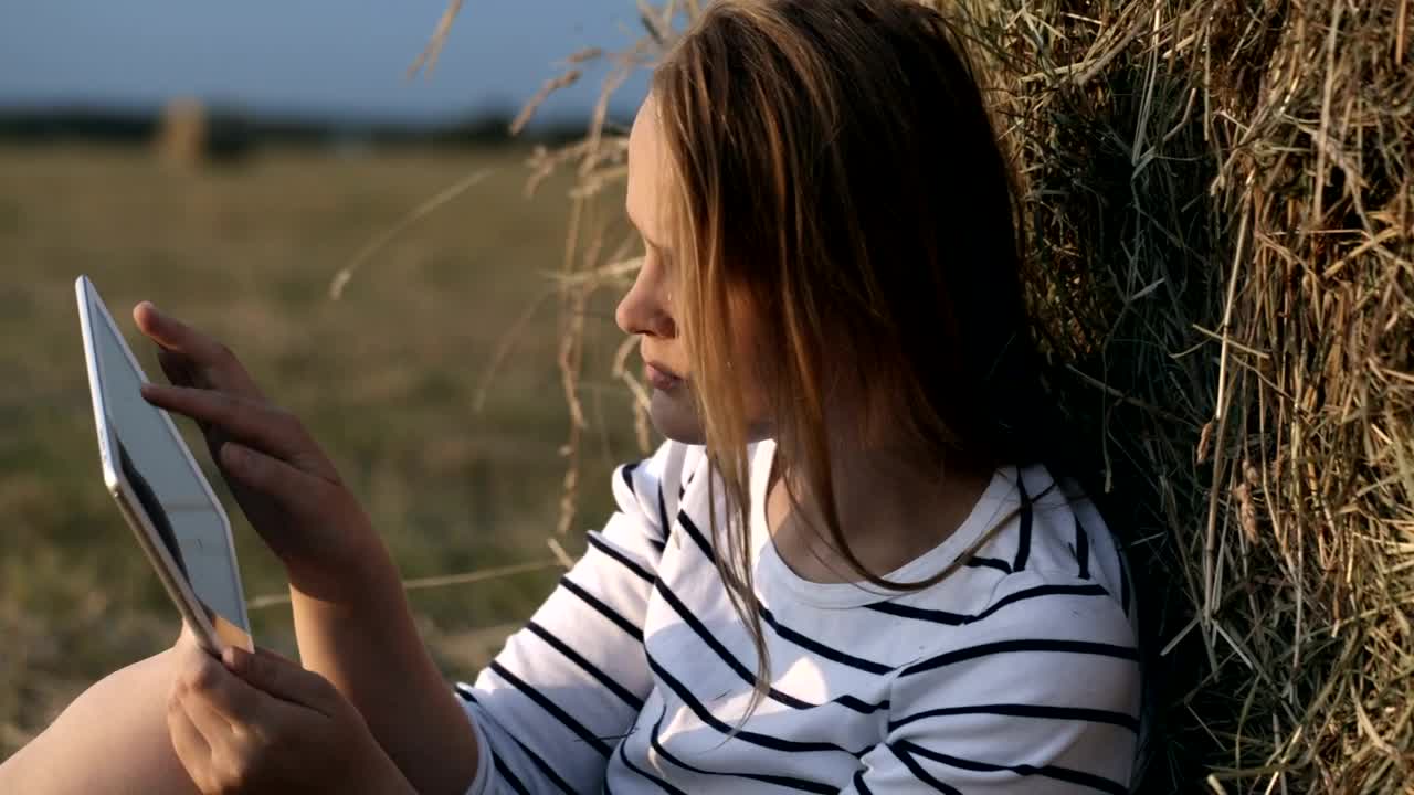 Free Stock Video Woman Resting In A Field With Her Tablet Live Wallpaper - Free Download
