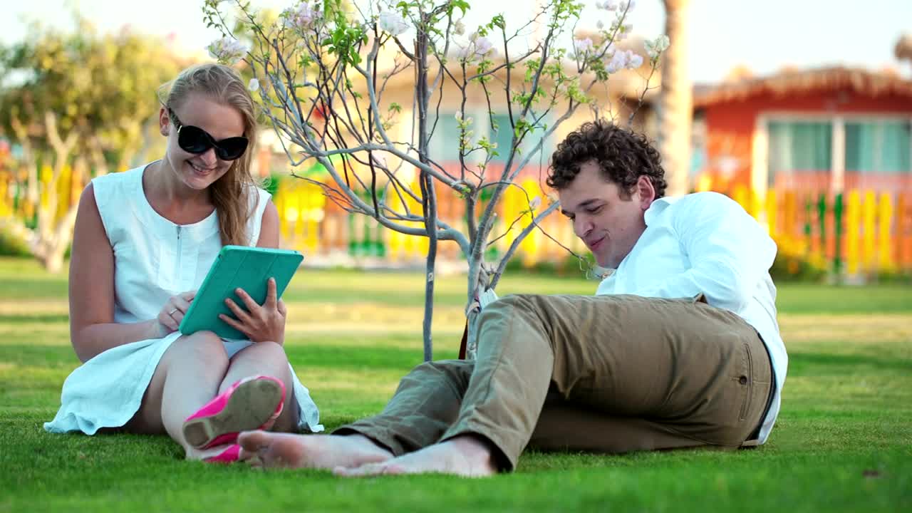 Free Stock Video Relaxing Outside In The Breeze Live Wallpaper - Free Download