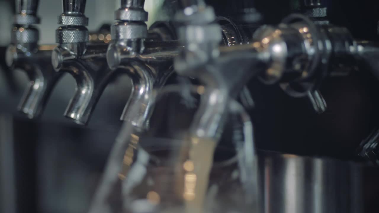 Video Stock Person Pouring Beer From A Machine Live Wallpaper Free - Free Download