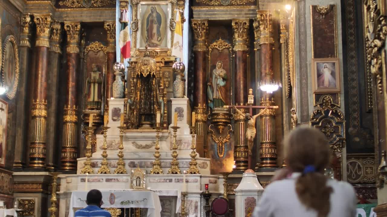 Stock Video Lady Praying In Front Of A Large Altar Inside A Animated Wallpaper - Free Download