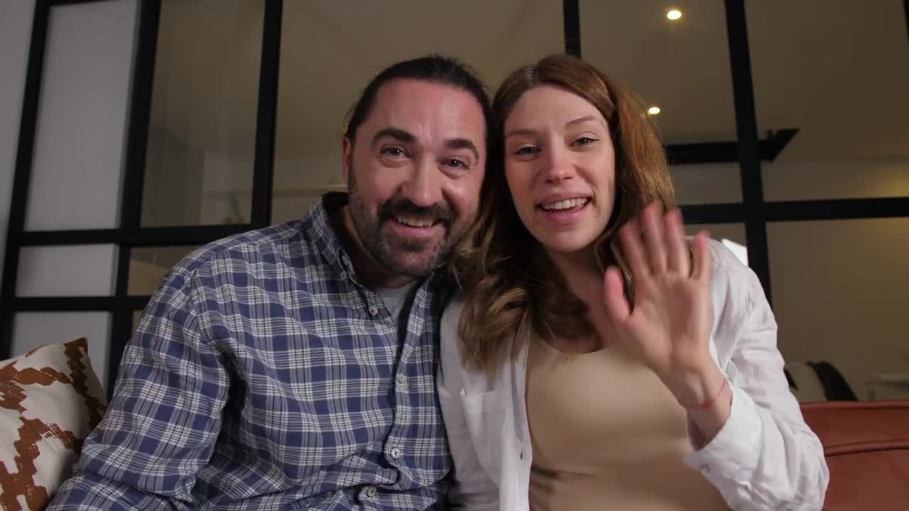 Video Stock Pregnant Couple Talking On Webcam Live Wallpaper Free - Free Download