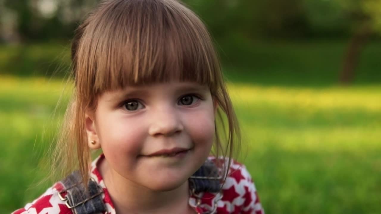 Stock Video Girl Looking Straight Into The Camera Live Wallpaper For PC - Free Download