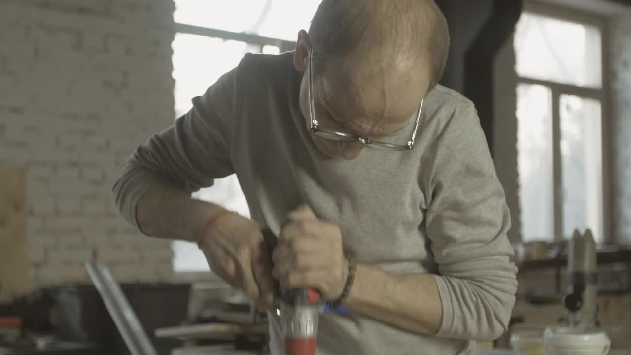 Video Stock Carpenter Using A Drill Live Wallpaper For PC - Free Download