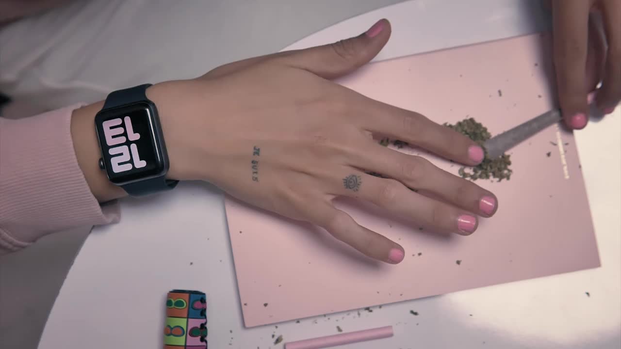 Free Stock Video Woman Making A Joint With Rolling Paper Live Wallpaper - Free Download