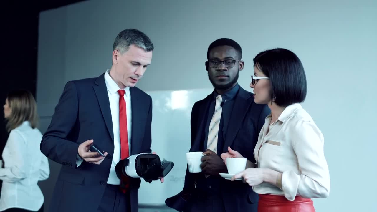 Video Stock Businessman Explaining How To Use Virtual Reality Live Wallpaper For PC - Free Download