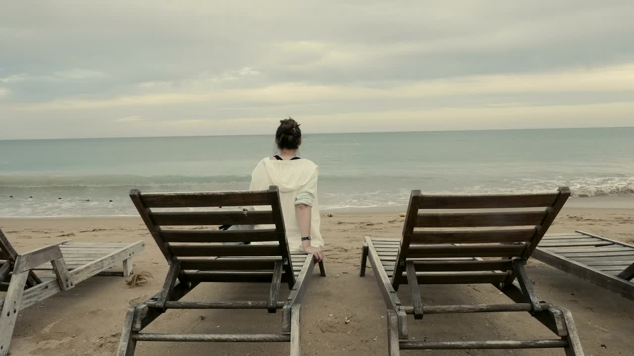 Free Stock Video Sitting On A Long Chair By The Sea Live Wallpaper - Free Download