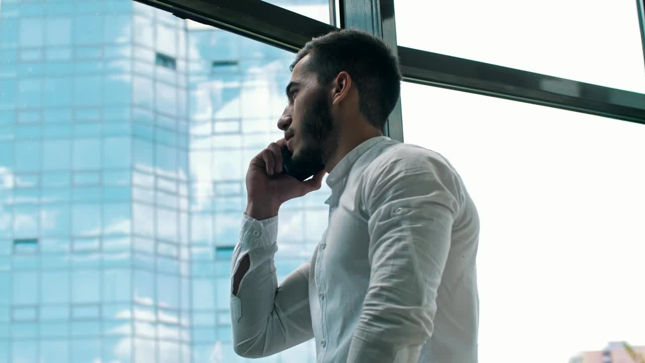 Stock Video Entrepreneur Receiving A Call Live Wallpaper For PC - Free Download
