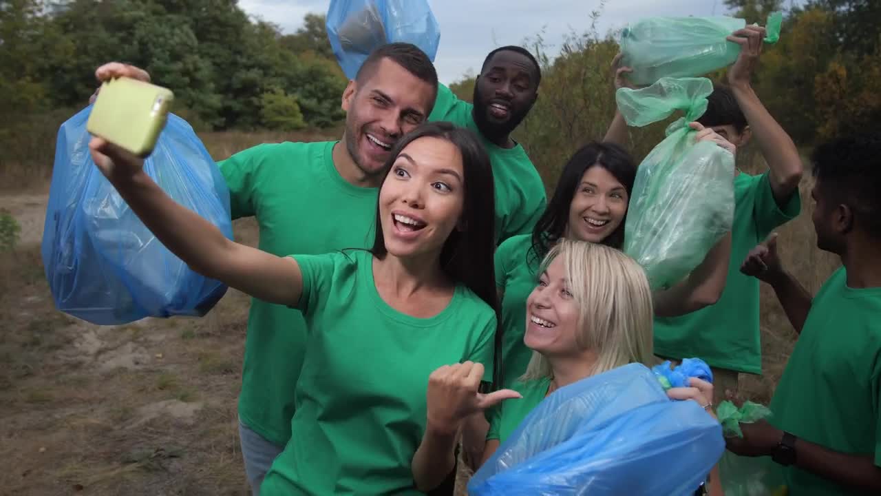 Video Stock Recycling Team Taking A Selfie Outside Live Wallpaper Free - Free Download