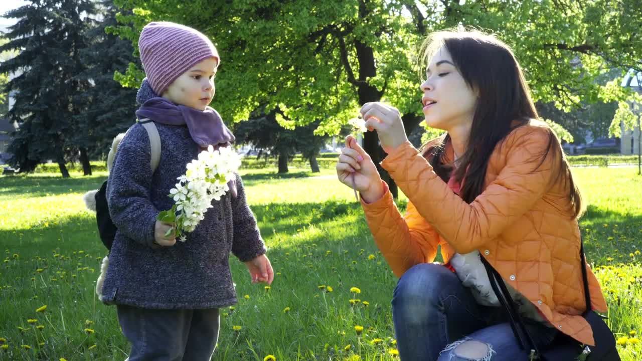 Free Video Stock toddler holding flowers Live Wallpaper - Free Download