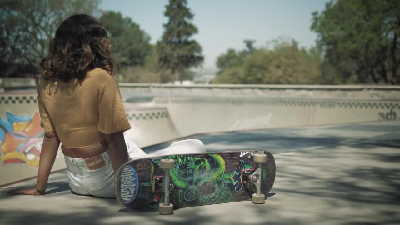 Free Stock Video Skateboarders Greeting Each Other Near A Bowl Live Wallpaper - Free Download
