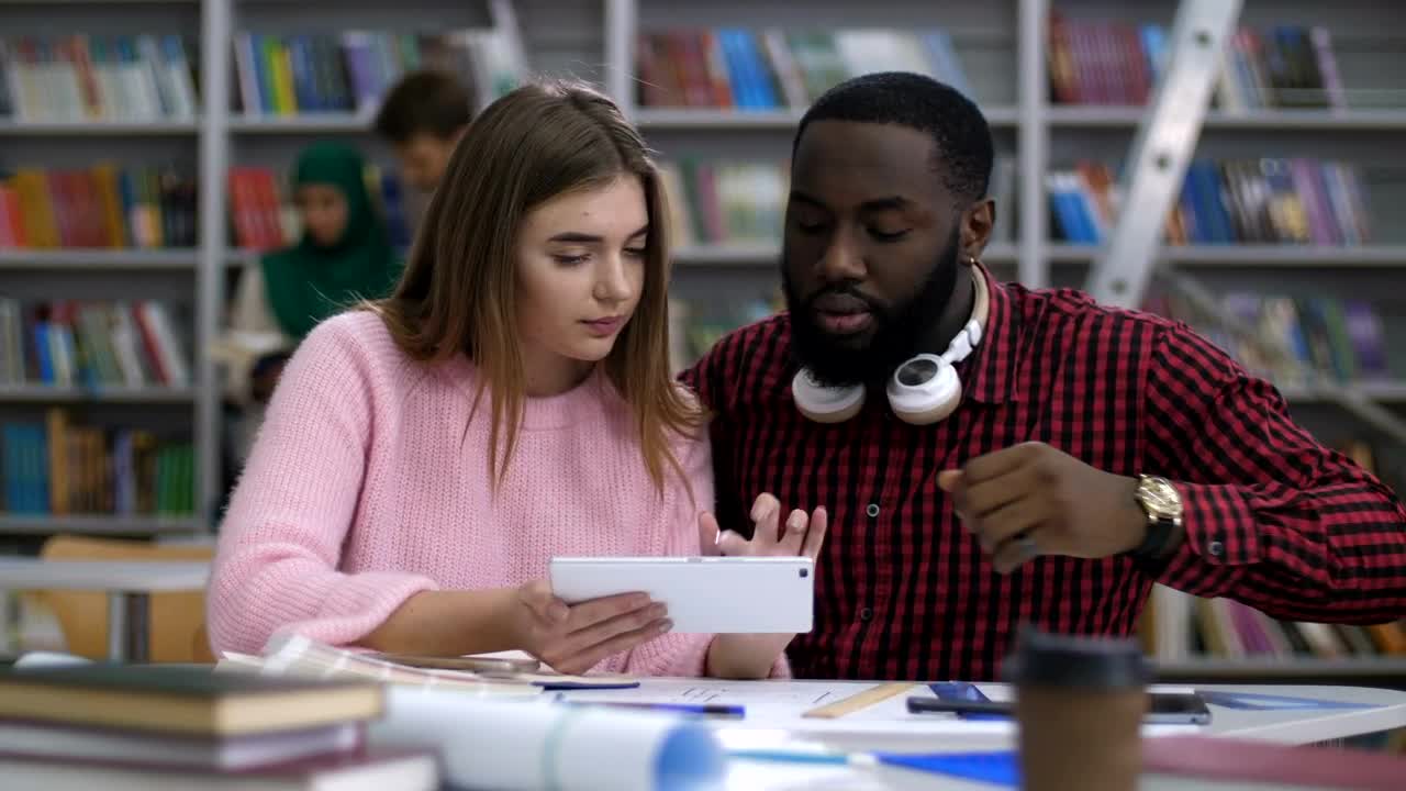 Free Video Stock Students At University Live Wallpaper - Free Download