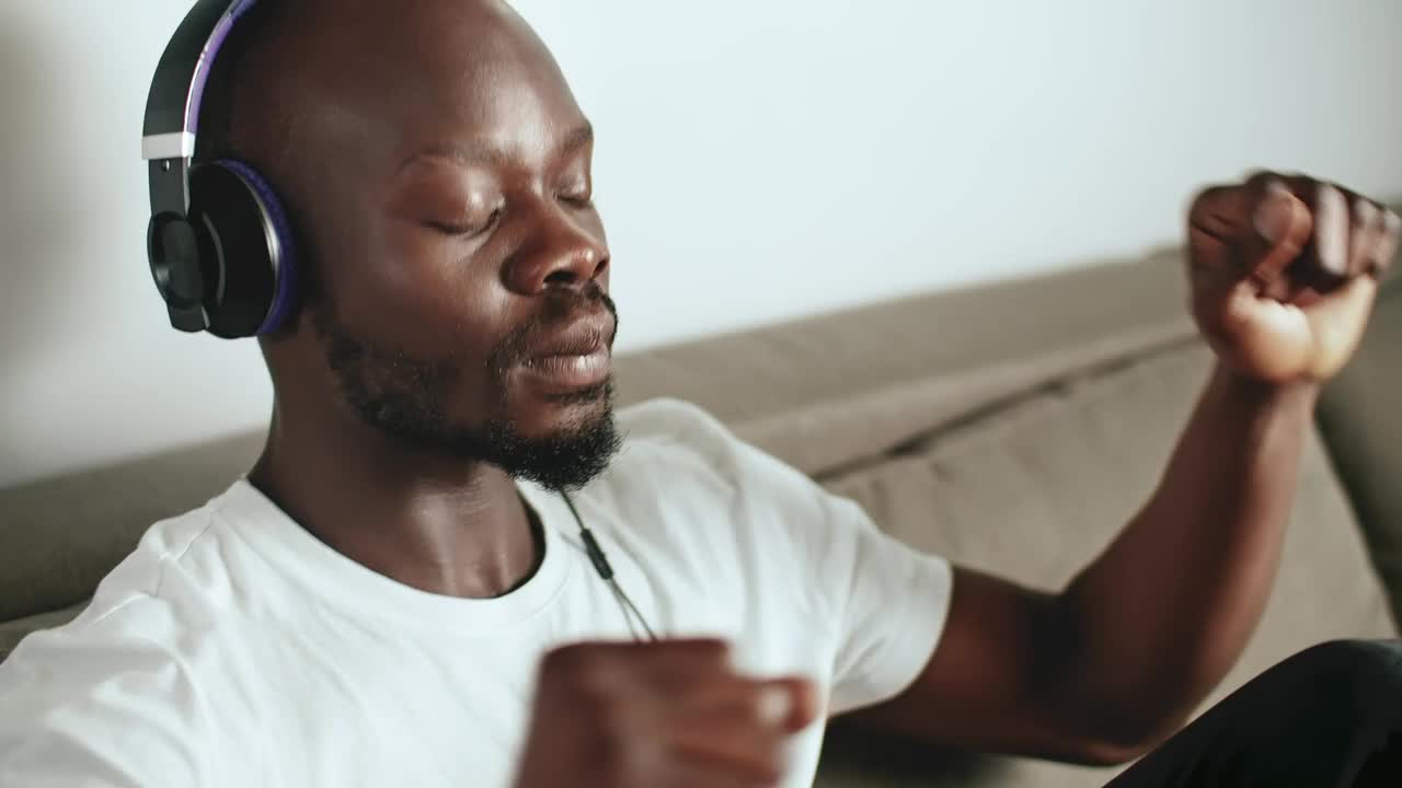 Stock Video Man Enjoying His Favorite Song Animated Wallpaper - Free Download