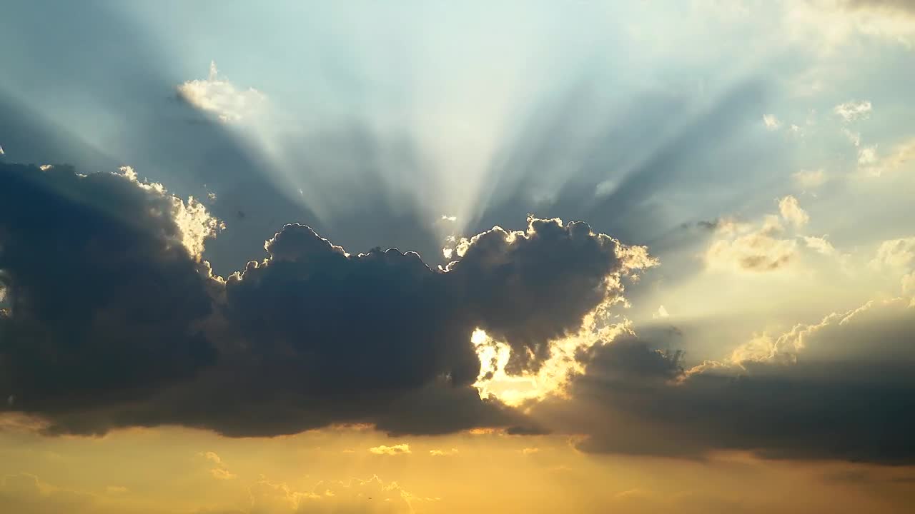 Free Video Stock Sunbeams In A Cloudy Sunset Live Wallpaper - Free Download