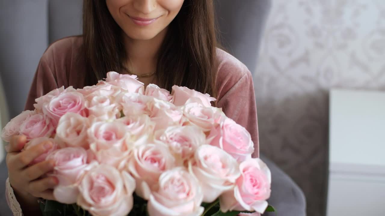 Stock Video Happy Woman With Her Bouquet Of Pink Flowers Animated Wallpaper - Free Download