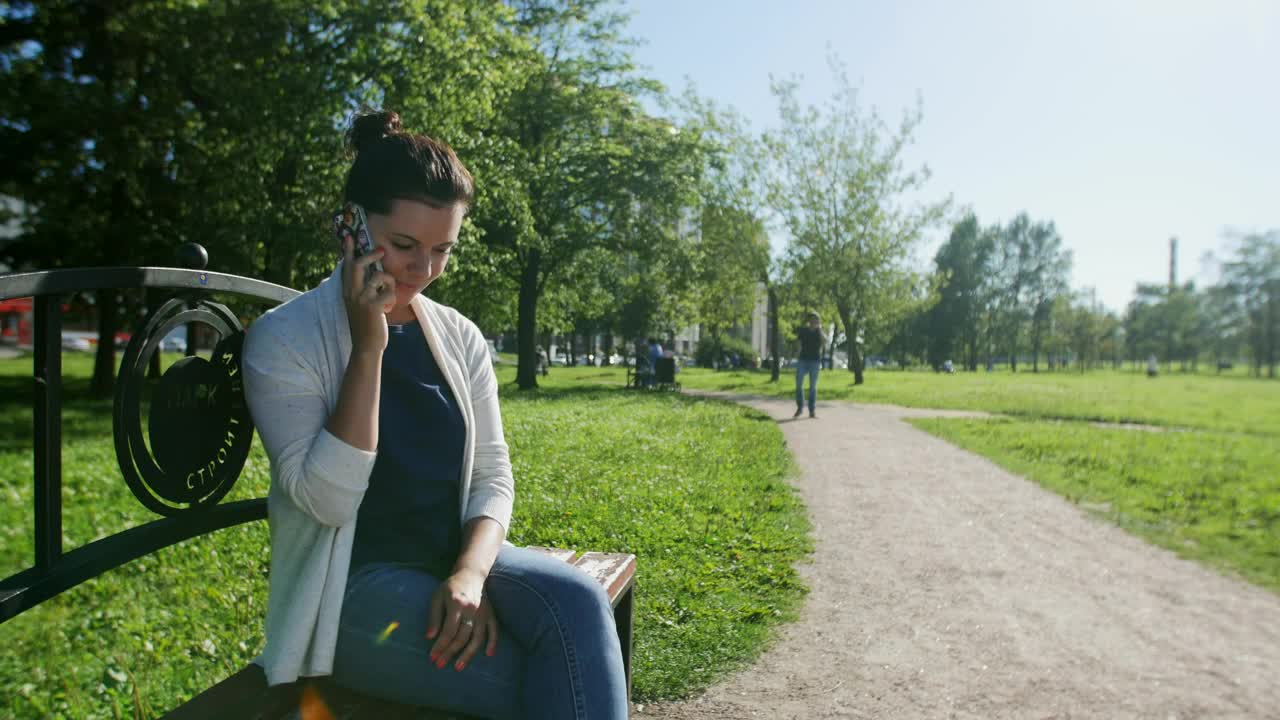 Stock Video Meeting For A Date In The Par Animated Wallpaper - Free Download